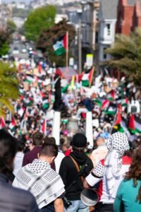 multitud en protesta por palestina