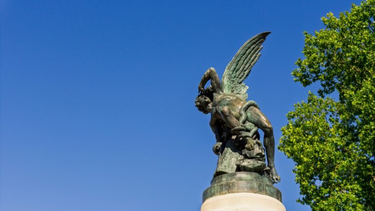 miguel-angel-avila-Zlxi2bTtBis-unsplash lucifer angel caido antroposofia - estatua angel caido retiro madrid españa